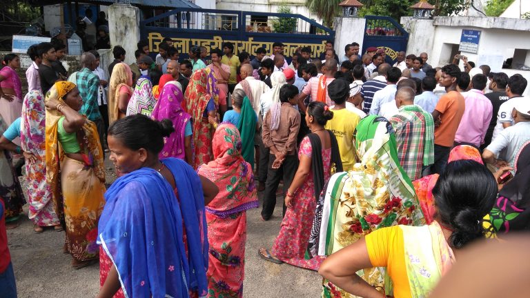 प्रहरीले दमन गरेको भन्दै जिल्ला प्रहरी कार्यालय घेराउ, विद्यार्थिहरु द्धारा विरोध प्रदर्शन