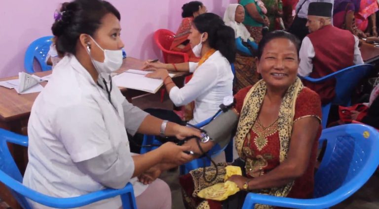 मेयरले शुरु गरे वृद्धहरुलाई निःशुल्क स्वास्थ्य परीक्षण सेवा