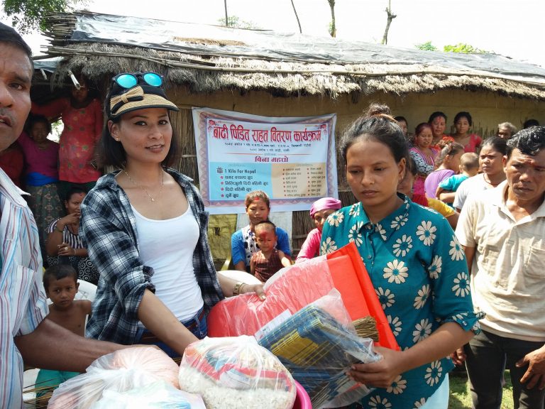 बेल्जीयमको अफिसबाट राजिनामा दिएर नेपाल आई बाढीपीडितलाई राहत वितरण