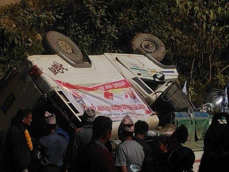 वाम गठबन्धनको प्रचारमा कलाकार लिएर हिडेको जिप दुर्घटना