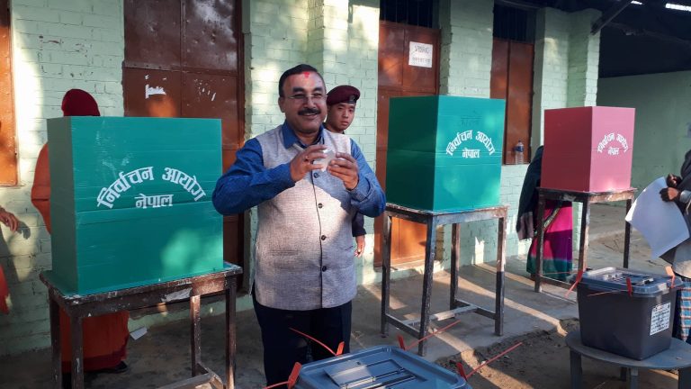 नवलपरासीमा उम्मेदवारले यसरी गरे मतदान, अन्य जिल्लाका चर्चित नेताकाे समेत मतदान फाेटाे फिचर सहित