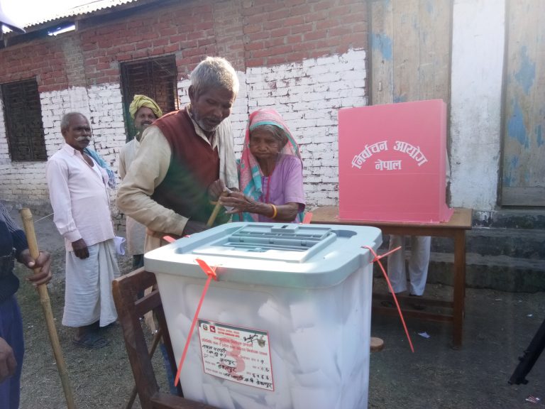 नवलपरासीमा १०२ वर्षिया वृद्धाले गरिन मतदान