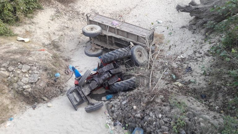 त्रिवेणीधाममा ट्याक्टर पल्टिँदा १ को मृत्यु १५ घाइते