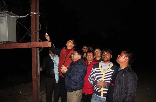 ईतिहासमै पहिलो पटक बल्यो महलपोखरीमा विद्युतीय बत्ति