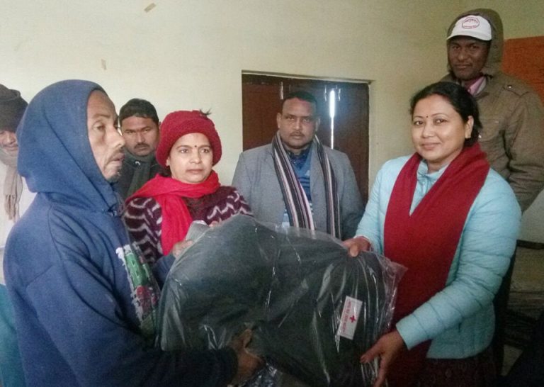 शितलहरबाट बचाउनकाे लागि कम्मल वितरण
