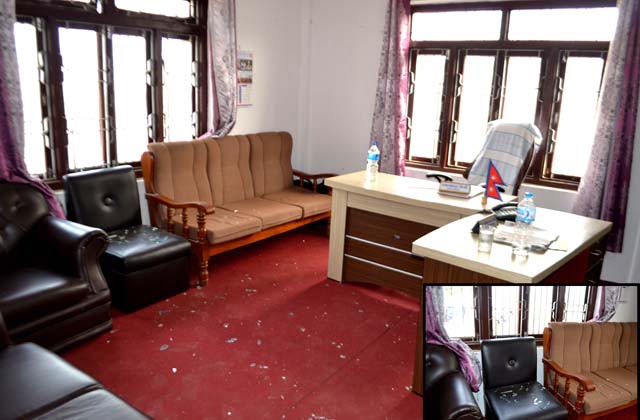 गाउंपालिका कार्यालयमा स्थानीयकाे ताेडफाेड