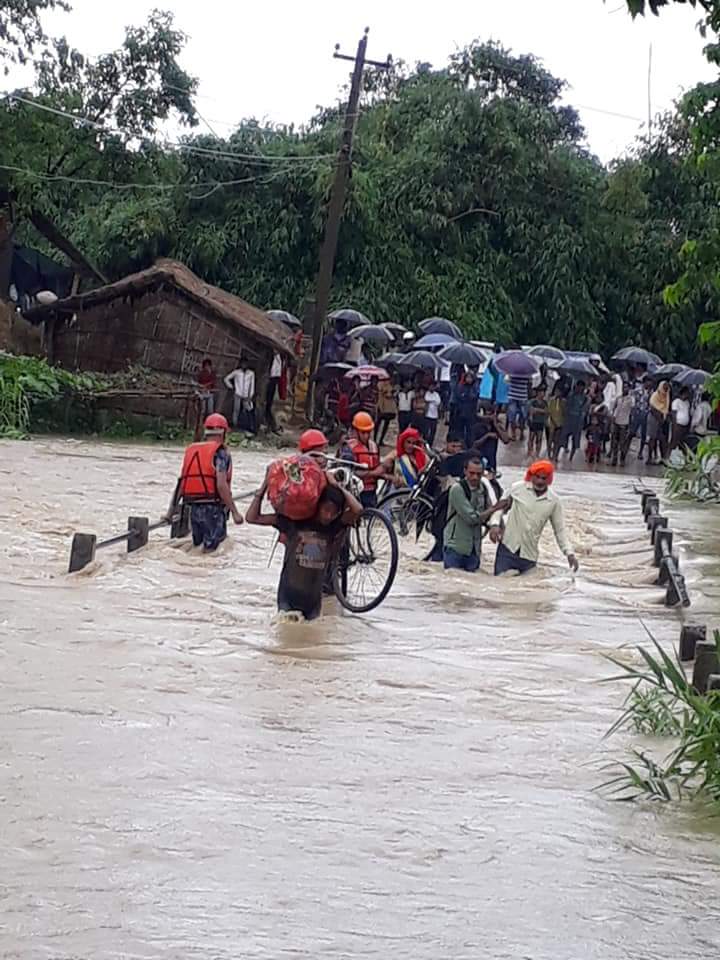नवलपरासीमा खोलाको बाँध फुट्यो, सयौं घरहरु डुबानमा ( फाेटाे फिचर)
