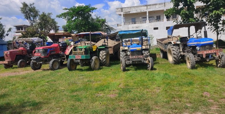 अबैध उत्खननमा संलग्न ७ वटा ट्याक्टर प्रहरी नियन्त्रणमा