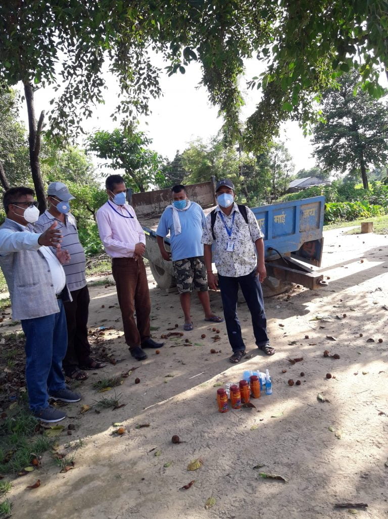 आयुर्वेदिक औषधि बोकेर सरावल गाउँपालिकाका अध्यक्ष सहितको टोली संक्रमितको दैलोमा