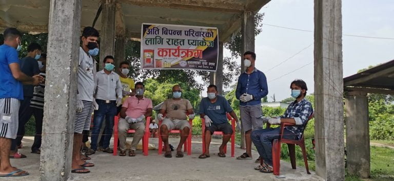 सगरमाथा युवा क्लबले गर्याे विपन्न परिवारलाई राहत बितरण
