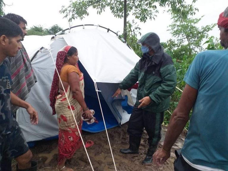 बाढी प्रभावितलाई  सशस्त्र प्रहरी बलद्वारा अस्थायी घर निर्माण