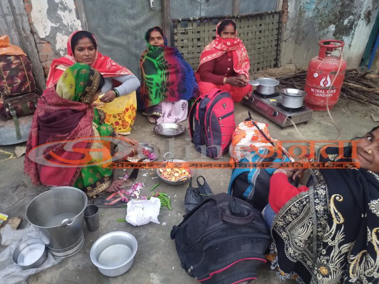 त्रिवेणी मेला भर्न आएका हजारौ श्रद्धालु सीमामा अलपत्र