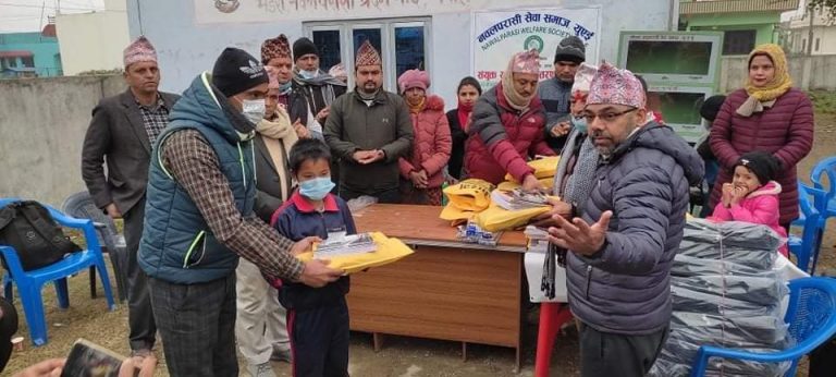 नवलपरासीमा गरिब विध्यार्थी तथा क्यान्सर पिडितलाई विविध सामग्री बितरण