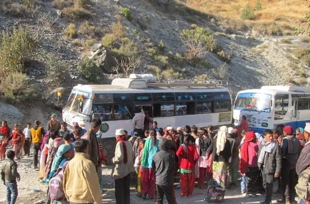 परिवार पाल्न घर छोड्दै बझाङका युवाहरु