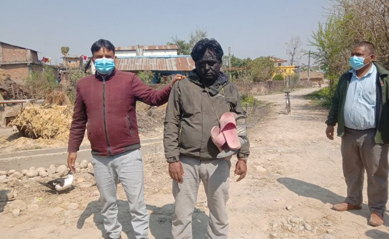 कपिलवस्तुमा विप्लप समूहद्धारा आफ्नै नेतालाई कालोमोसो र चप्पलको माला