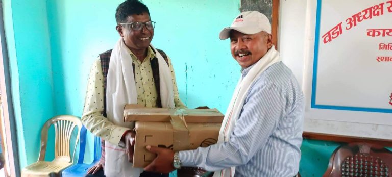 वडा अध्यक्ष भगवन्तलाल गुप्ताद्वारा विध्यालयलाई कम्प्युटर हस्तान्तरण