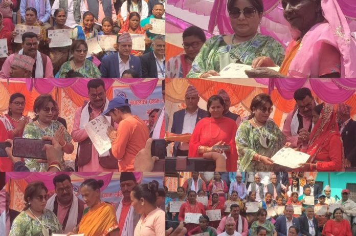 देशमै पहिलोपटक आरजुले बाँडिन भूमिहिन दलित परिवारलाई लालपूर्जा, दलित बस्तीमा खुसियाली