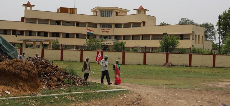 भाेट माग्ने चटाराे, भारतीय सीमाकाे गाउंमा पुगे नेपाली कांग्रेसका कार्यकर्ता