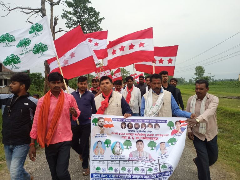 वडाध्यक्ष पदका उम्मेदवार केशव अधिकारी जुटे घरदैलोमा