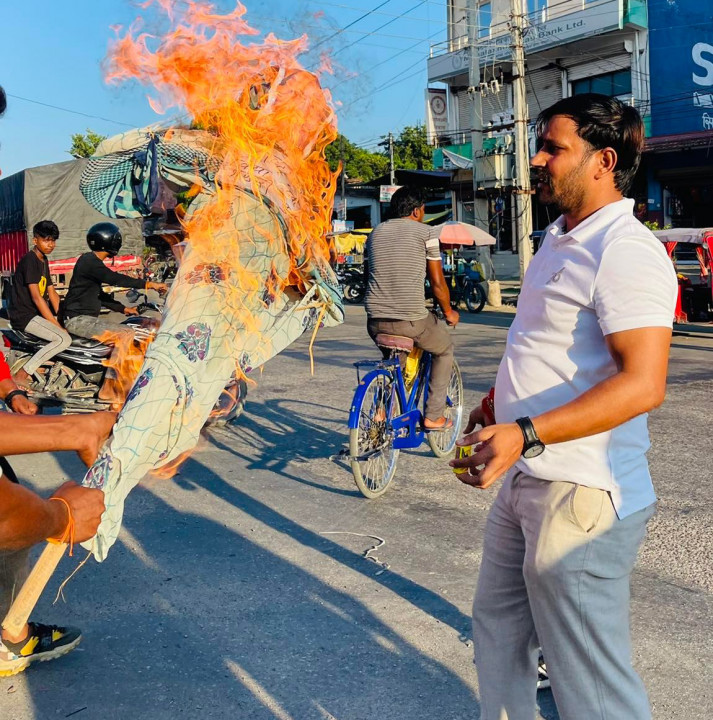 राष्ट्रपति भण्डारीको पुत्ला जलाइयो