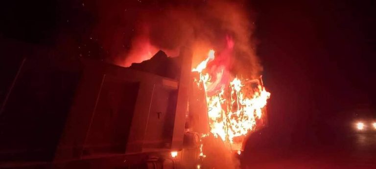 बन्दकर्ताले गरे टिप्परमा आगजनी, विज्ञप्ति सहित ….