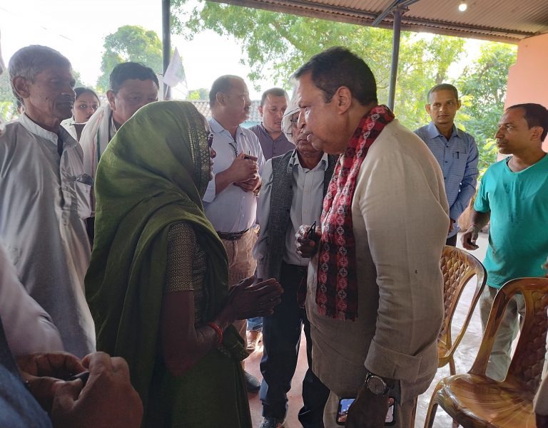 विनाेद चाैधरी स्थानीयवासीकाे घरघरमा