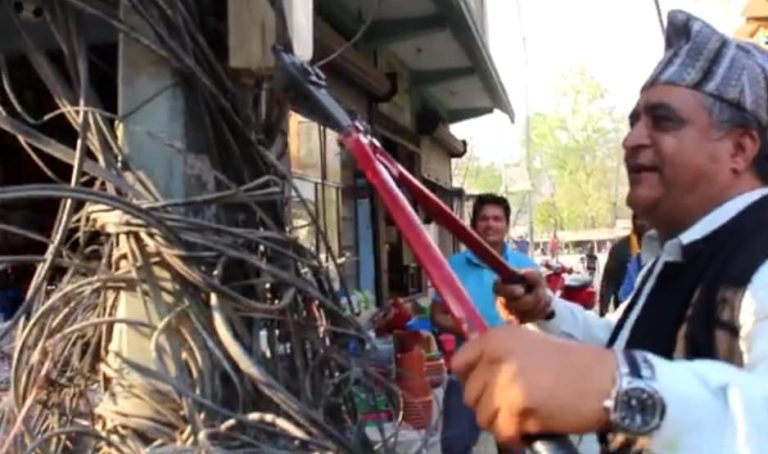 बर्दघाट नगरपालिकाले पोलहरुमा रहेका तार काट्दै