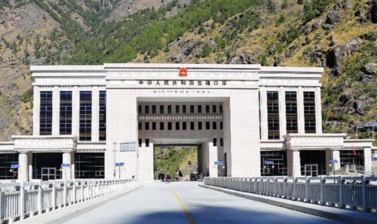 रसुवागढी नाका : भाडा महंगो भएपछि सामग्री लोड हुन सकेन