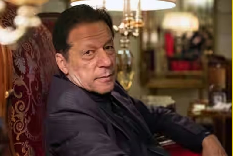 पाकिस्तानका पूर्वप्रधानमन्त्री खानलाई देशबाहिर जान रोक