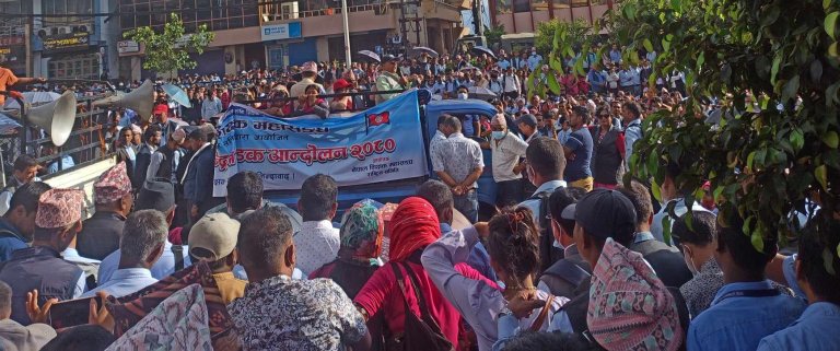 काठमाण्डाैंमा शिक्षककाे वृहद् प्रदर्शन, भाषणमा स्थानीय सरकारका जनप्रतिनिधि