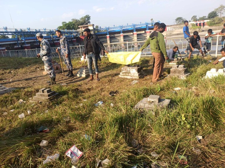 सुरक्षाकर्मीद्वारा संयुक्त रूपमा छठघाट सरसफाइ