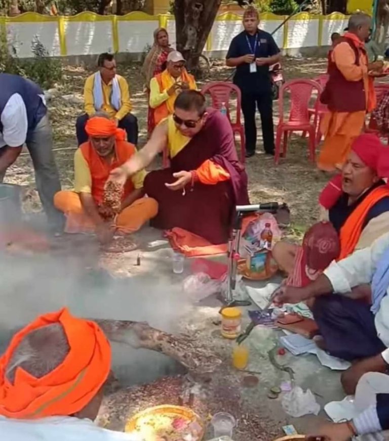 द्वन्द्व निम्तिने डरलाइ मत्थर पार्ने प्रयासमा ल्यारकाल लामा