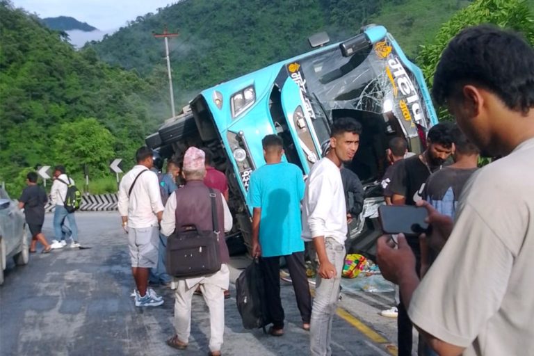 चितवनमा फेरी सडक दुर्घटना, घाइतेकाे संख्या १७ पुग्याे