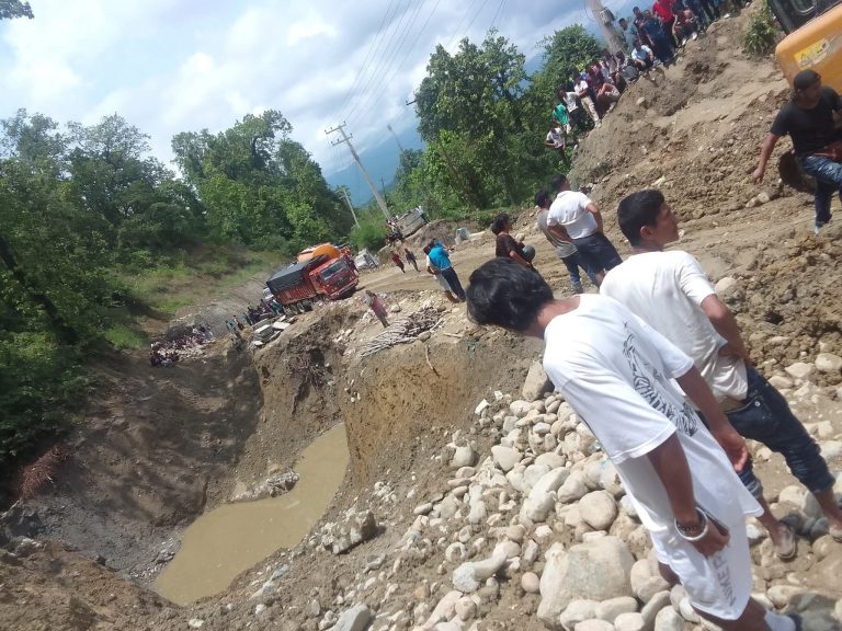 पूर्वपश्चिम राजमार्ग चार दिनदेखि बन्द, हजारौं यात्रु अलपत्र