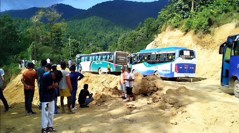 चिनियाँ ठेकदार कम्पनीकाे चरम लापरवाही: दाउन्ने सडक खण्डमा यात्रुको पीडा, राष्ट्रको क्षति