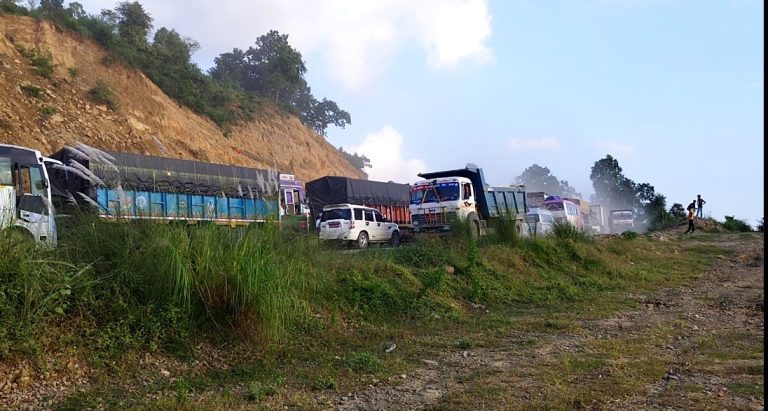 चिनियाँ निर्माण कम्पनीकाे लापरवाही र अविरल वर्षाले दाउन्ने सडक खण्डमा यात्रुहरू अस्तव्यस्त