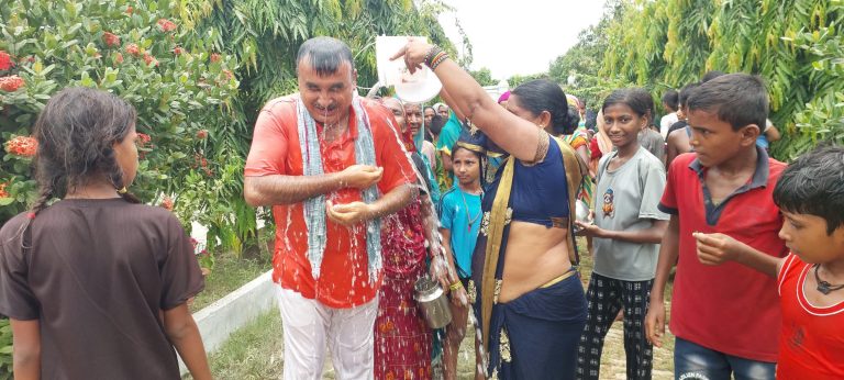 पानी नपरेपछि जनप्रतिनिधिलाई नुहाइदिने परम्परा कायम, सरावलमा वर्षा भएपछि गाउँले हर्षित