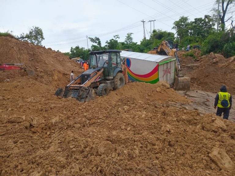 दाउन्ने पहाडको सडक भासिँदा नारायणघाट–बुटवल सडक पूर्णरूपमा अवरुद्ध