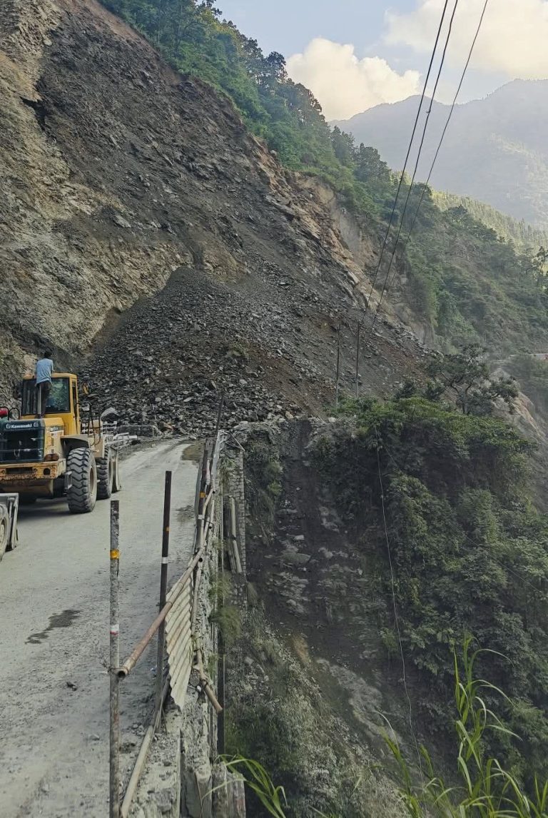 ठूलाे पहिराेका कारण मुग्लिन–नारायणघाट सडक अवरुद्ध, यात्रुहरू वैकल्पिक बाटो प्रयोग गर्न अनुरोध