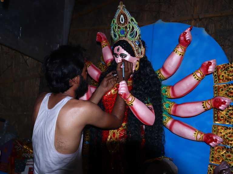 नवलपरासीको प्रतापपुरमा दुर्गा मूर्ति निर्माणमा व्यस्तता