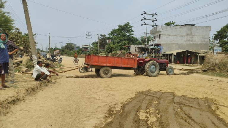 स्थानीयकाे अवराेधपछि धमाधम निर्माण कार्य